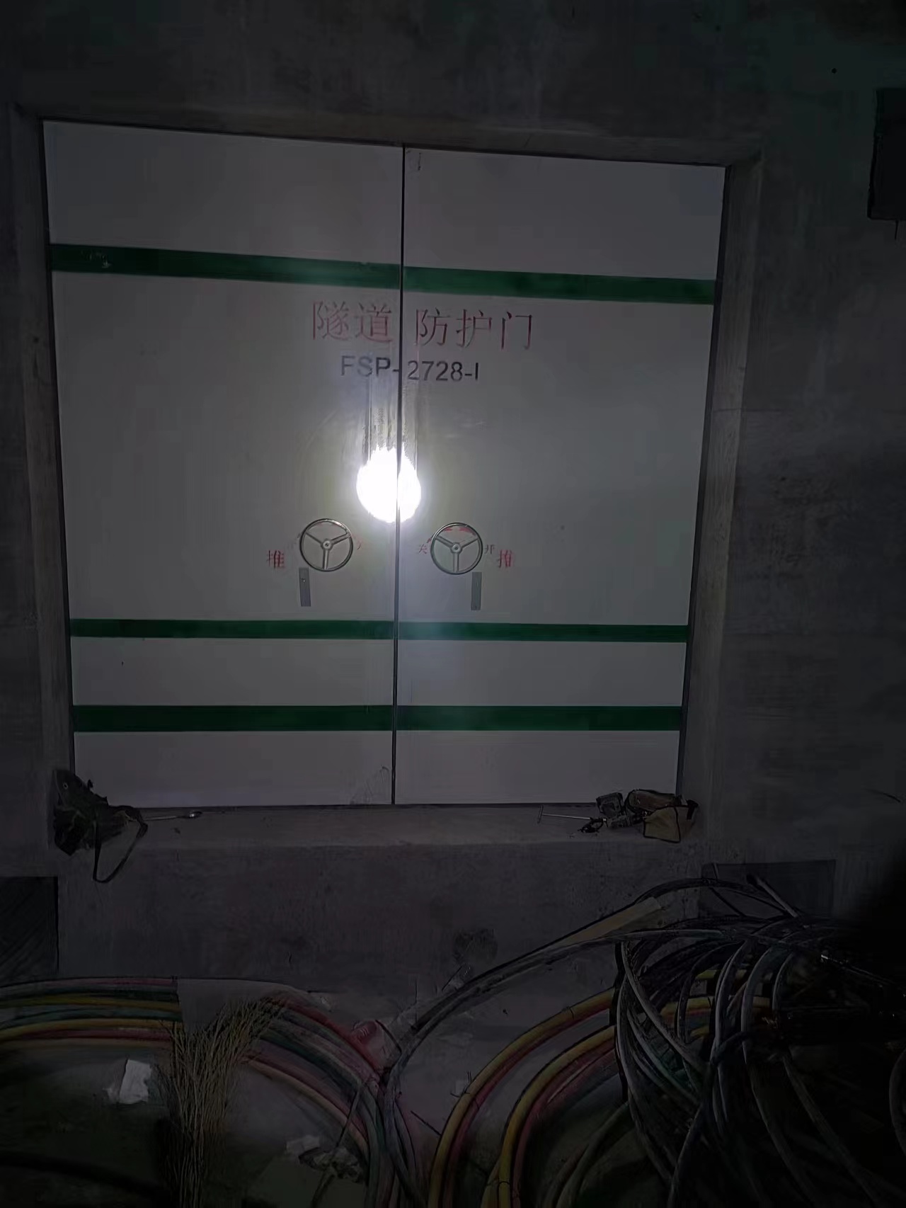 玻璃钢隧道防护门安装现场照片