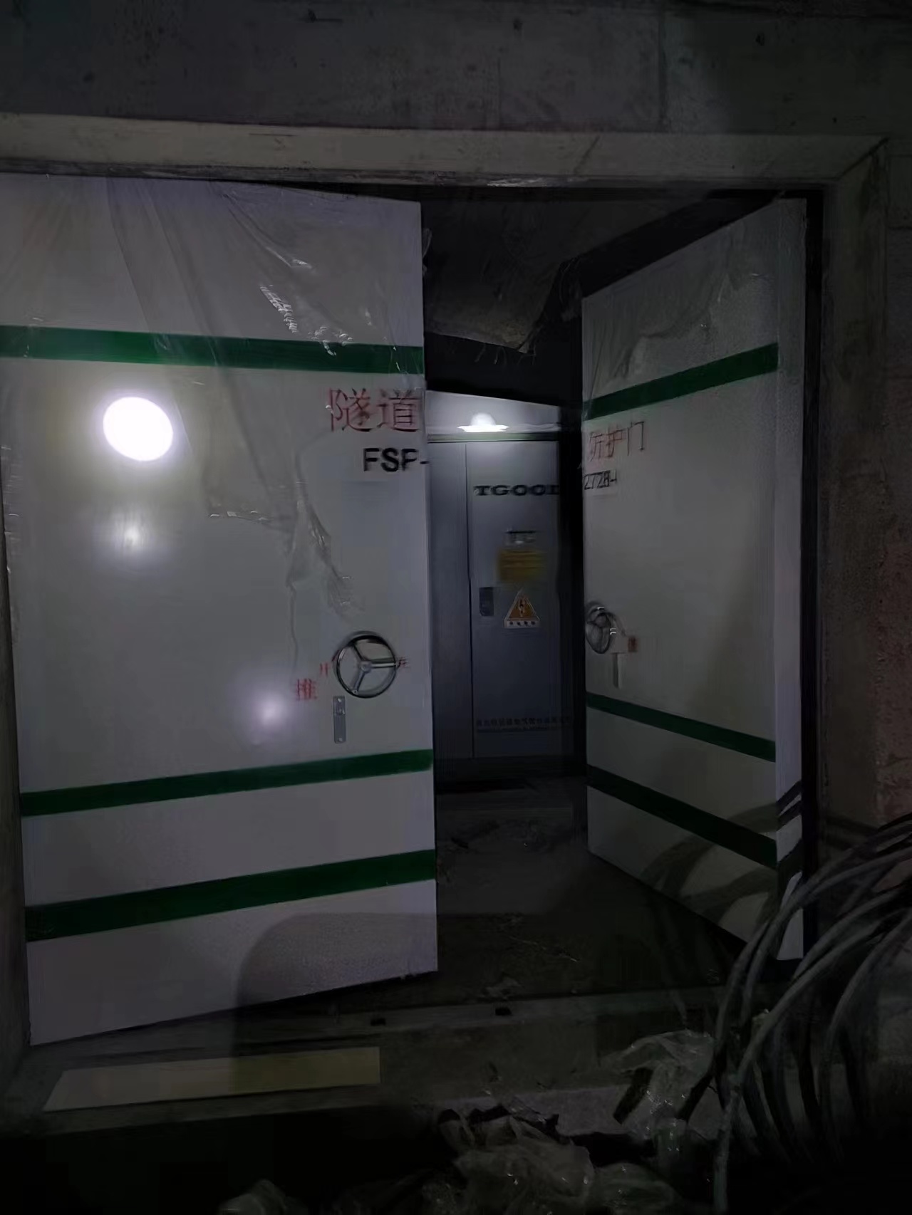 玻璃钢隧道防护门安装现场照片2