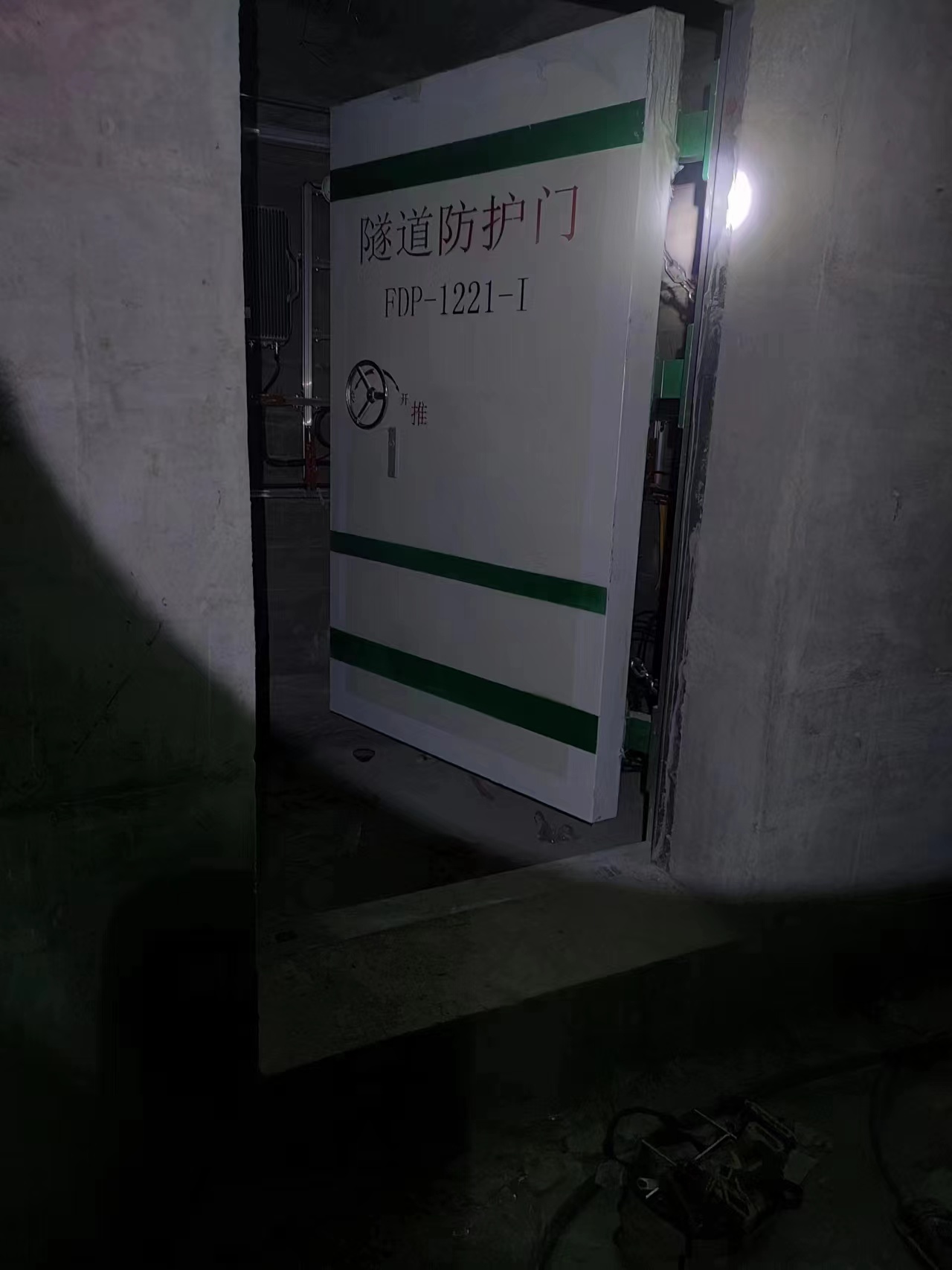 玻璃钢隧道防护门安装现场照片1